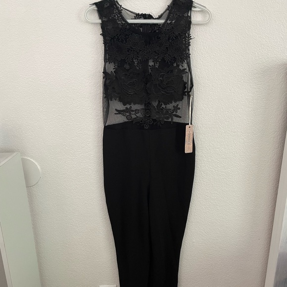 Black laced jumpsuit - Picture 1 of 3